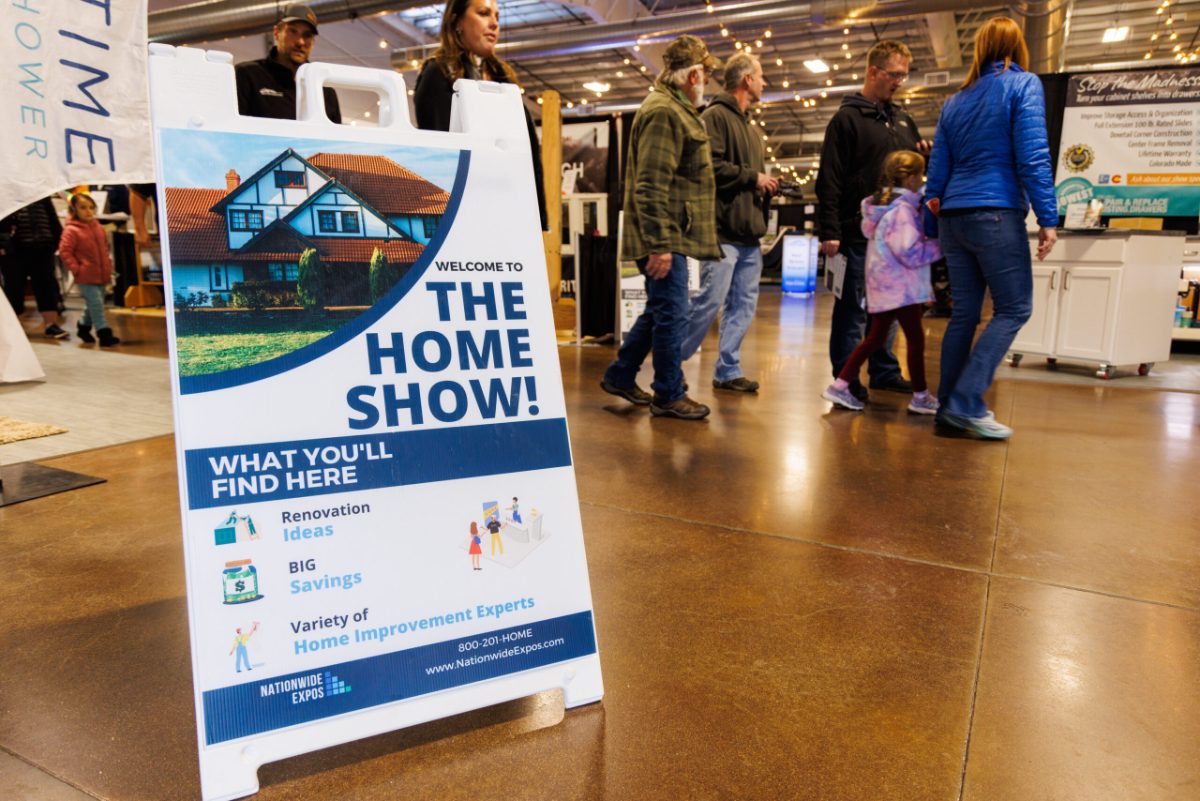 Homeowners and exhibitors at a Nationwide Expos home show, photo 10